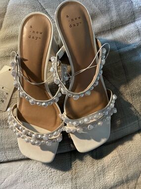 NWT SANDALS